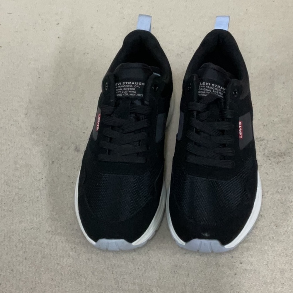 EUC woman’s LEVI’S sneakers